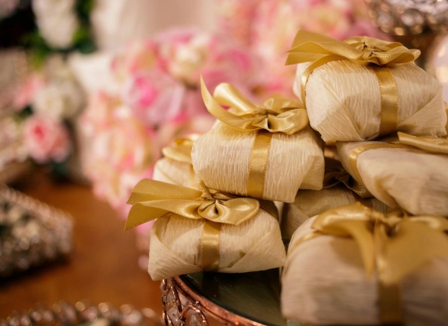 different types of wedding favors