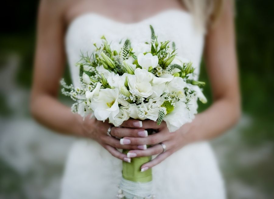 fresh vs artificial wedding flowers