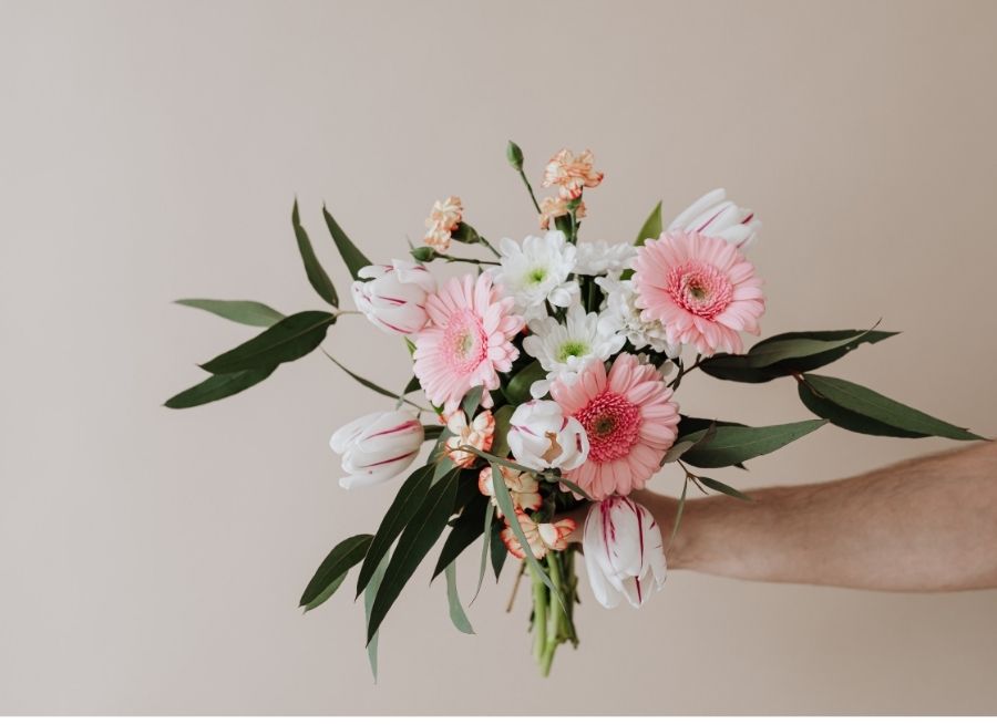 fresh vs artificial wedding flowers