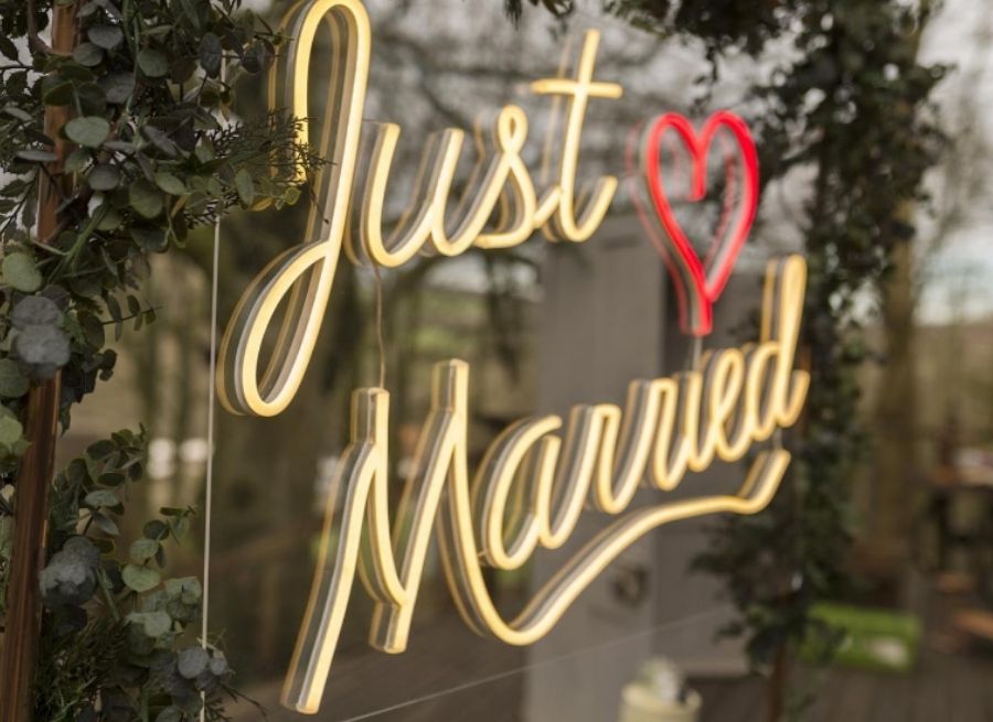how to choose a wedding neon sign