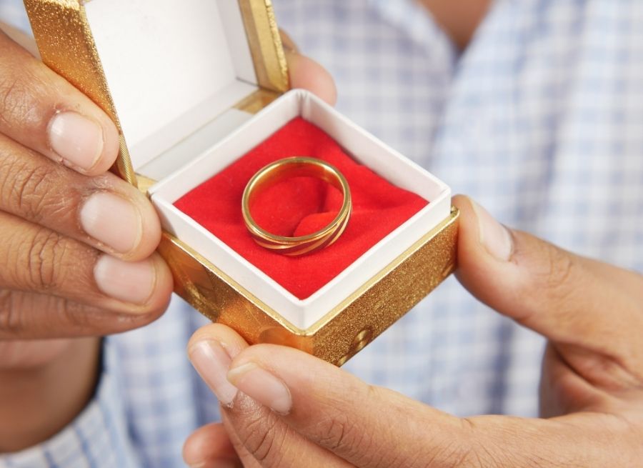 how to choose a wedding ring box