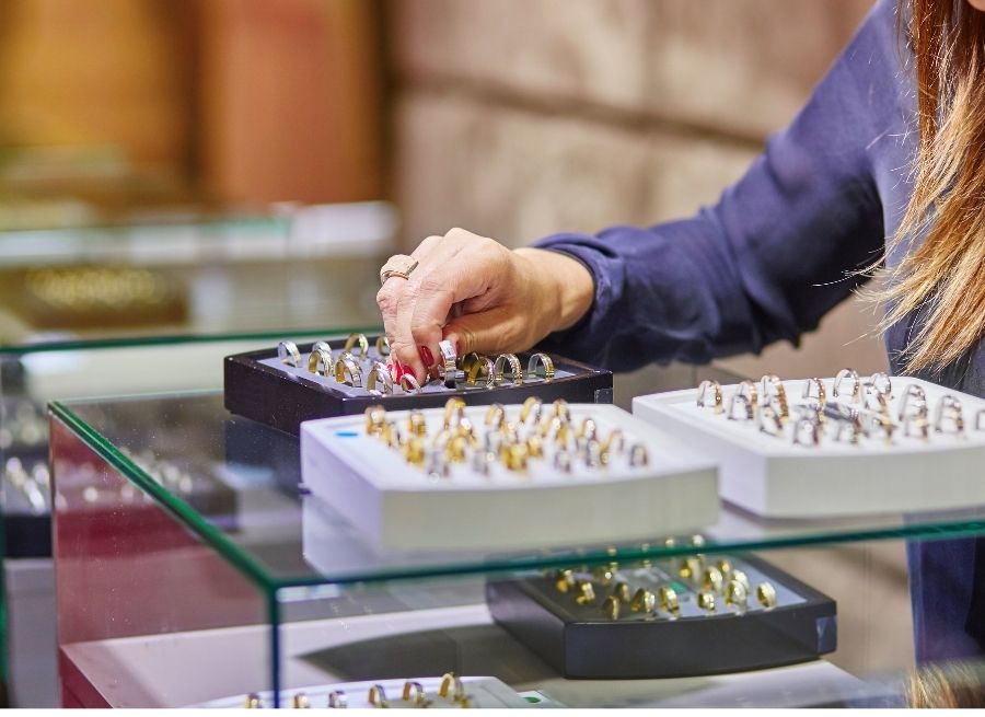 how to choose a wedding ring box