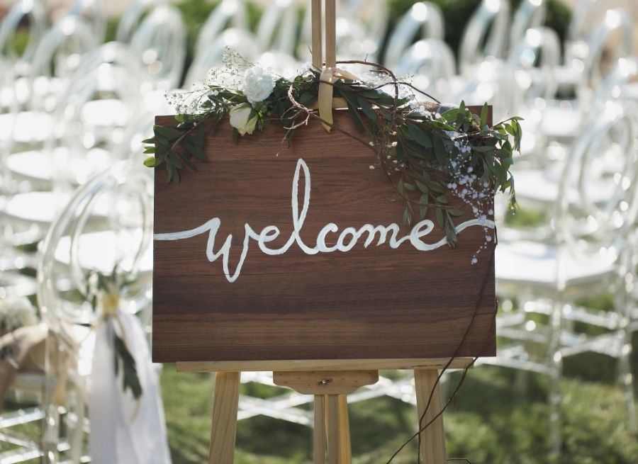 how to choose a wedding welcome sign
