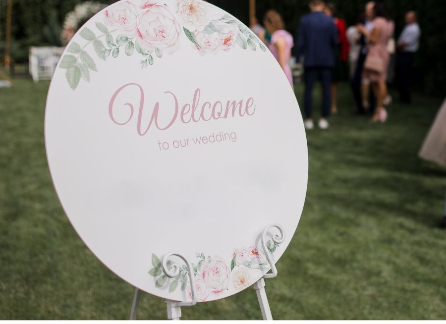 how to choose a wedding welcome sign