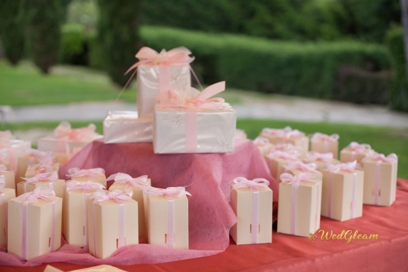 Personalized Vs Traditional Wedding Favors: Ultimate Guide to Choosing personalized vs traditional wedding favors