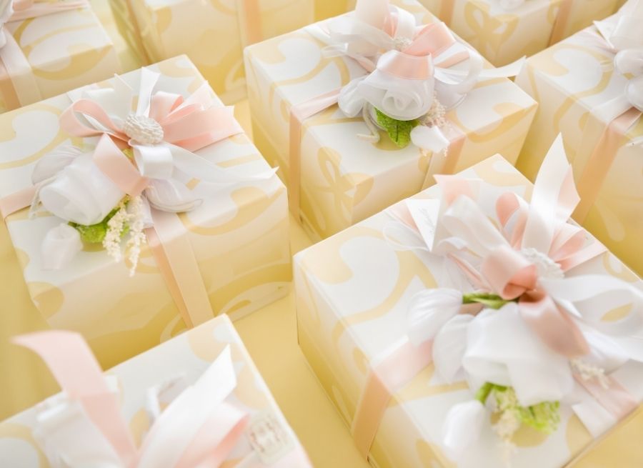 personalized vs traditional wedding favors