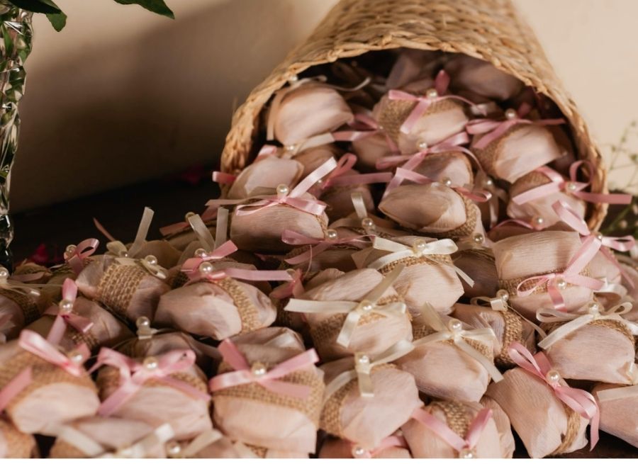personalized vs traditional wedding favors